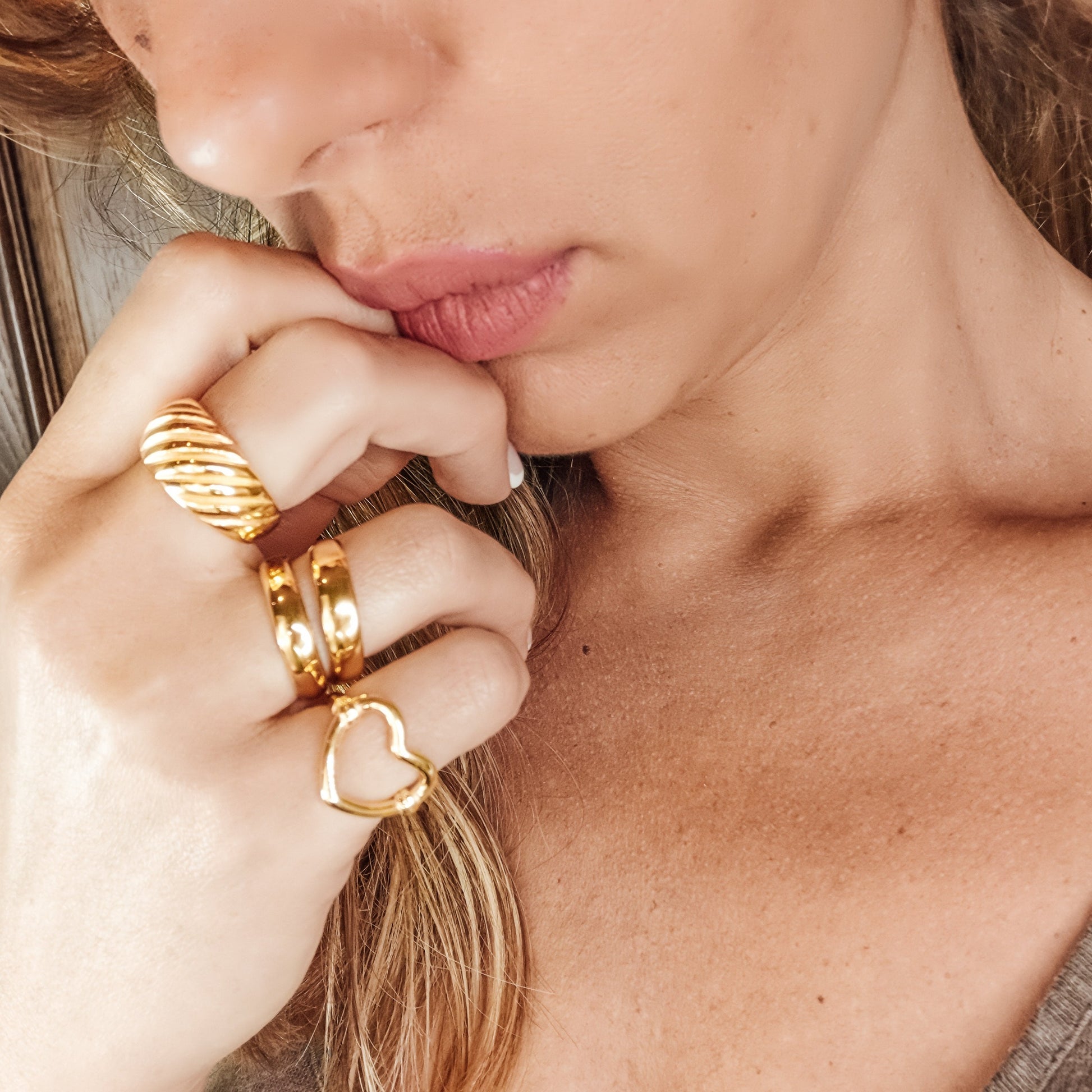Alma è un tripudio d'amore, un cuore forato abbracciato ad un filo d'oro.  - Materiale acciaio inossidabile  - Placcatura oro 18 k  - waterproof, anallergico 
